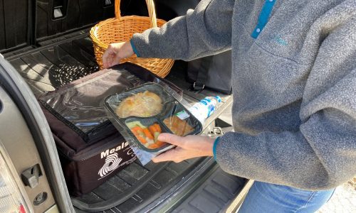 Volunteer-Penny-Long-delivers-Meals